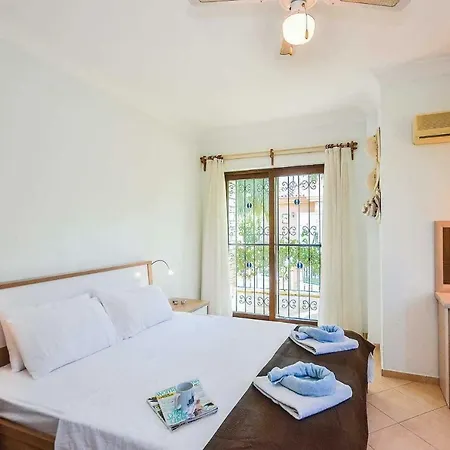 Sleeps 4 Air Con Wifi